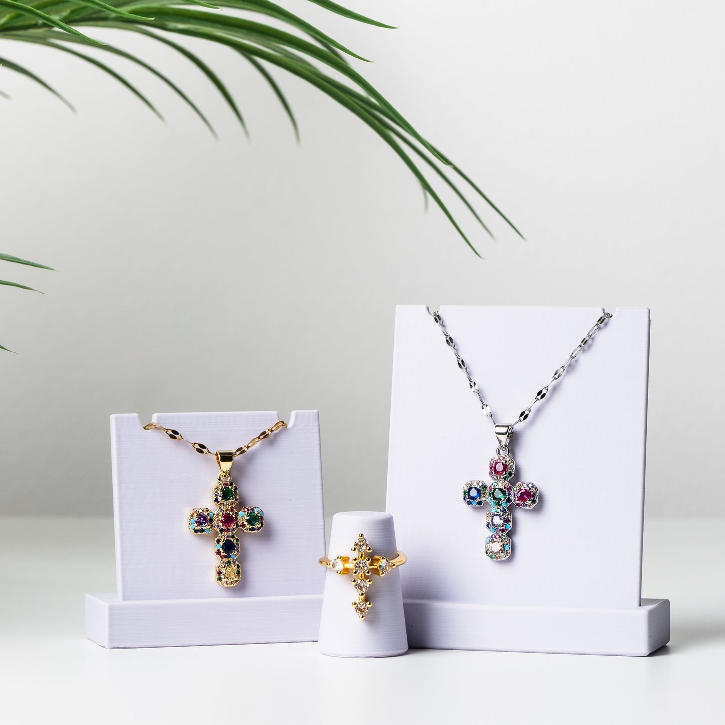 Collana con Croce geometrica di Zirconia Cubica multicolor, placcata oro 18k o platino
