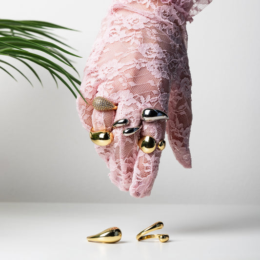 Anello Goccia bombato grande con pavé di Zirconia Cubica, placcato in oro 18k o platino