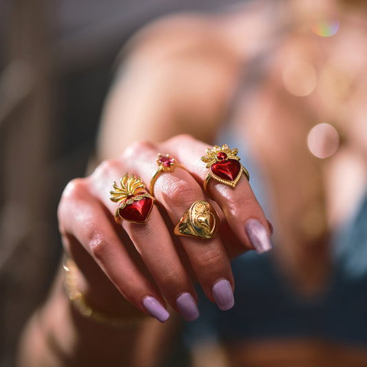 Anello Cuore Sacro / Ex Voto con smalto rosso e placcatura oro 18k