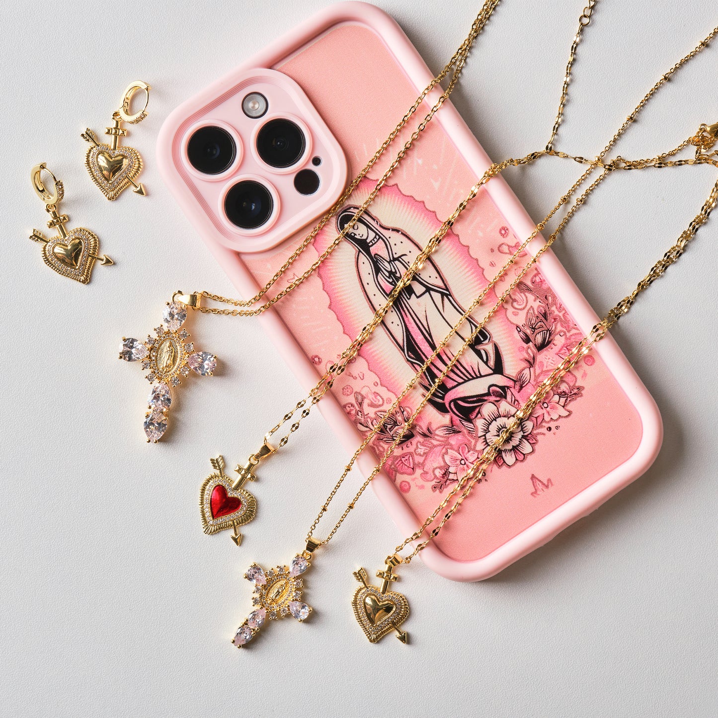 Collana pendente Cuore Sacro / Ex Voto e freccia placcata in oro 18k e smalto rosso con contorno in Zirconia Cubica