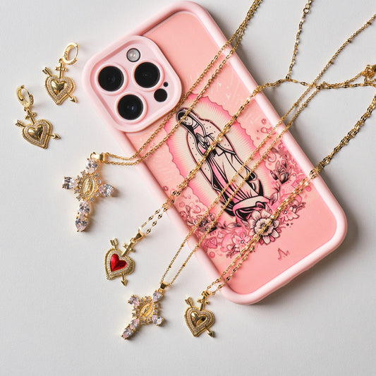 Orecchini a cerchietto con Cuore Sacro / Ex Voto e freccia placcati in oro 18k con contorno in Zirconia Cubica