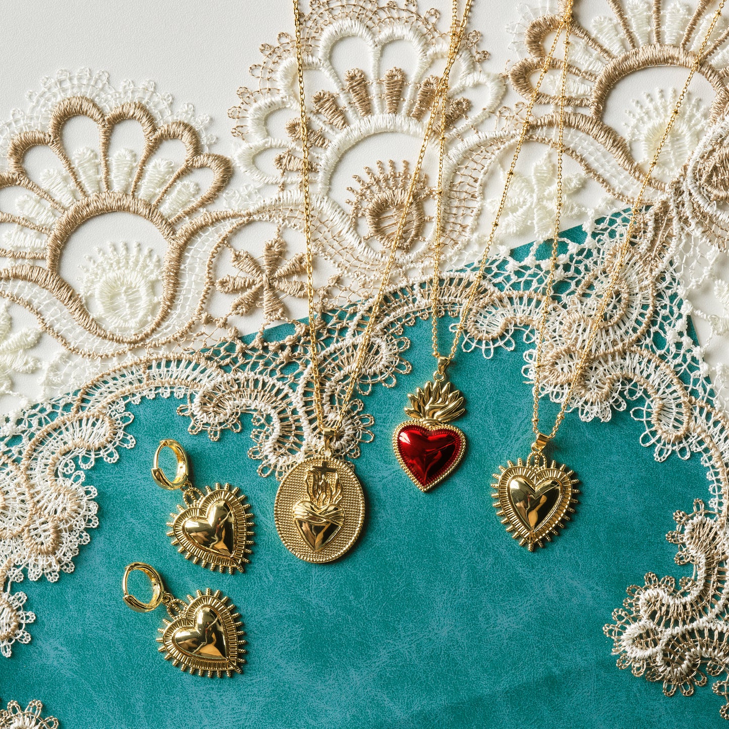 Orecchini a cerchietto con Cuore Sacro / Ex Voto pententi, placcati in oro 18k e smalto rosso