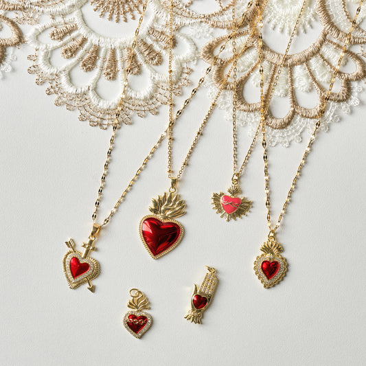 Collana con ciondolino Cuore Sacro / Ex Voto placcata in oro 18k e smalto rosso con contorno in Zirconia Cubica