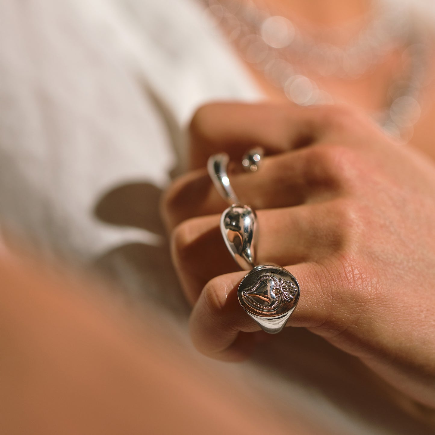 Anello Goccia bombato contrariè, placcato in oro o platino