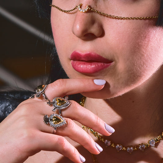 Anello Cuore Sacro / Ex Voto con ali in ottone placcato in platino e oro 18k al centro