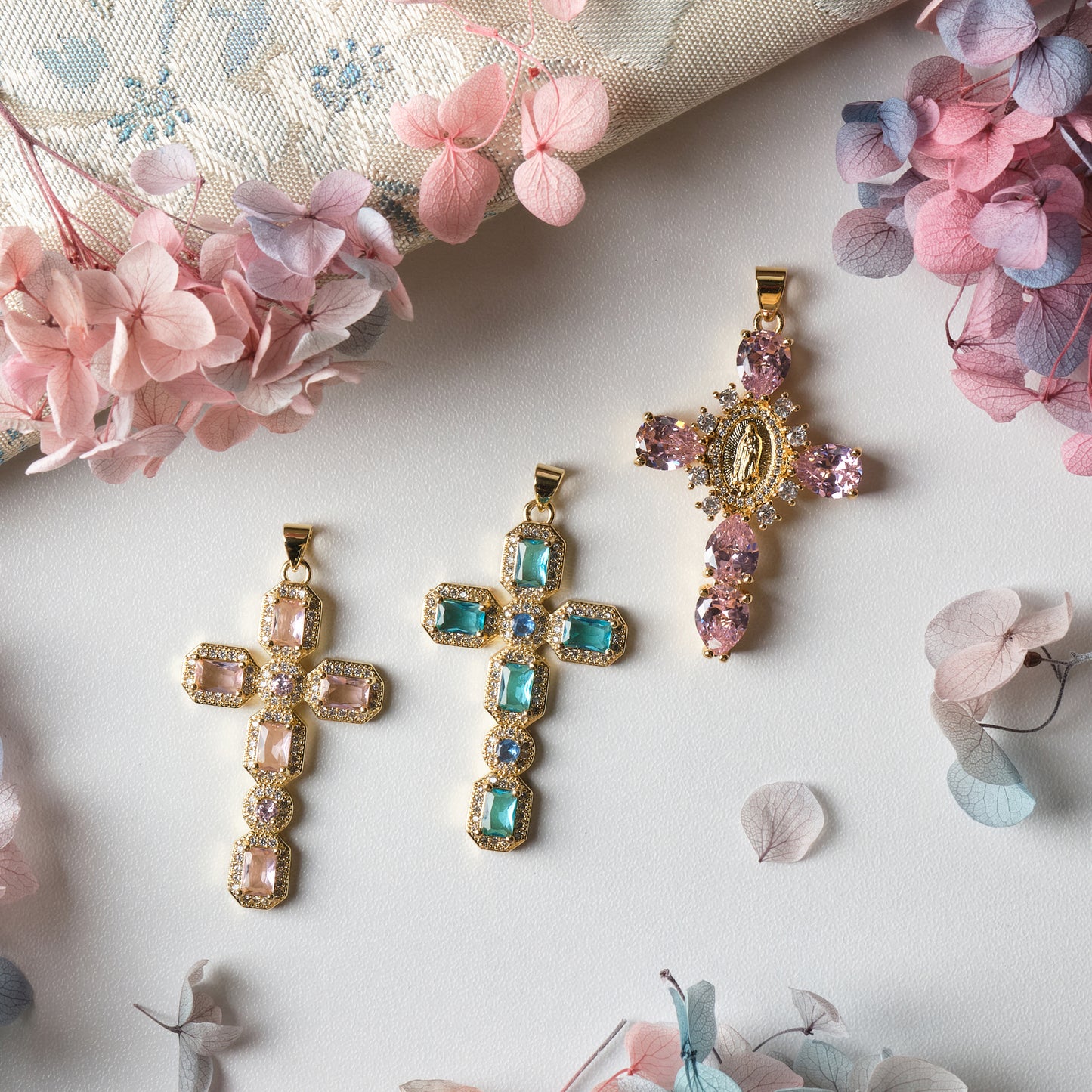 Collana con Croce colorata pendente grande, con Zirconia Cubica placcata in oro