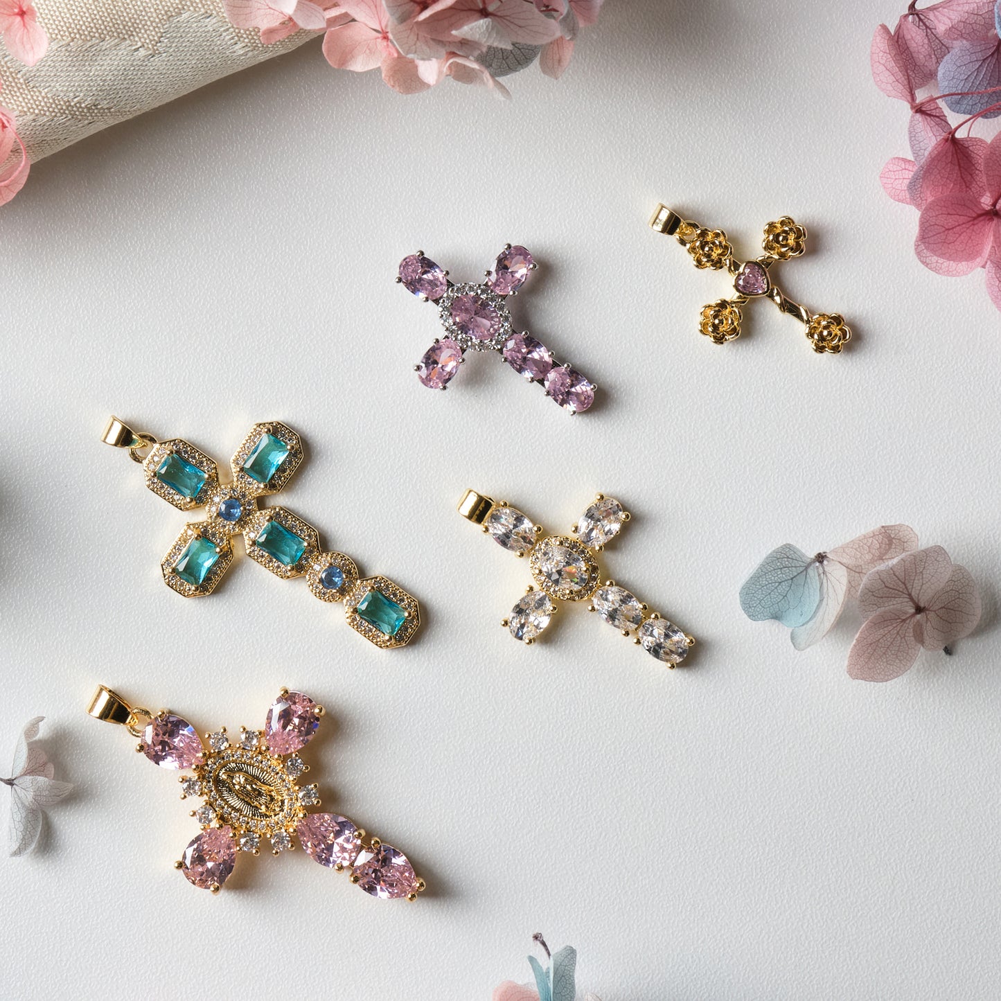 Ciondolo Croce con rose con Zirconia Cubica placcato in oro