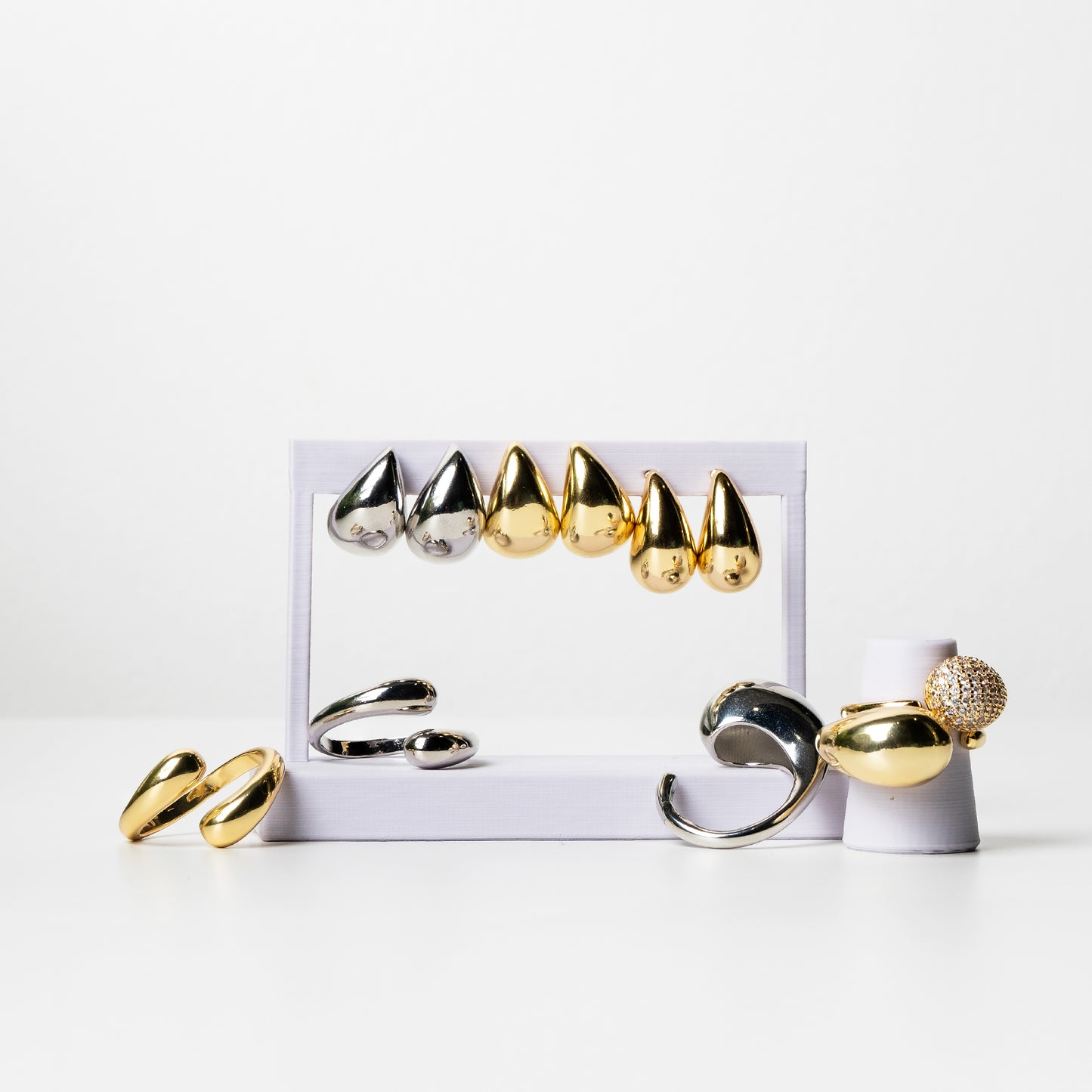 Orecchini a bottone a goccia placcati in oro 18k