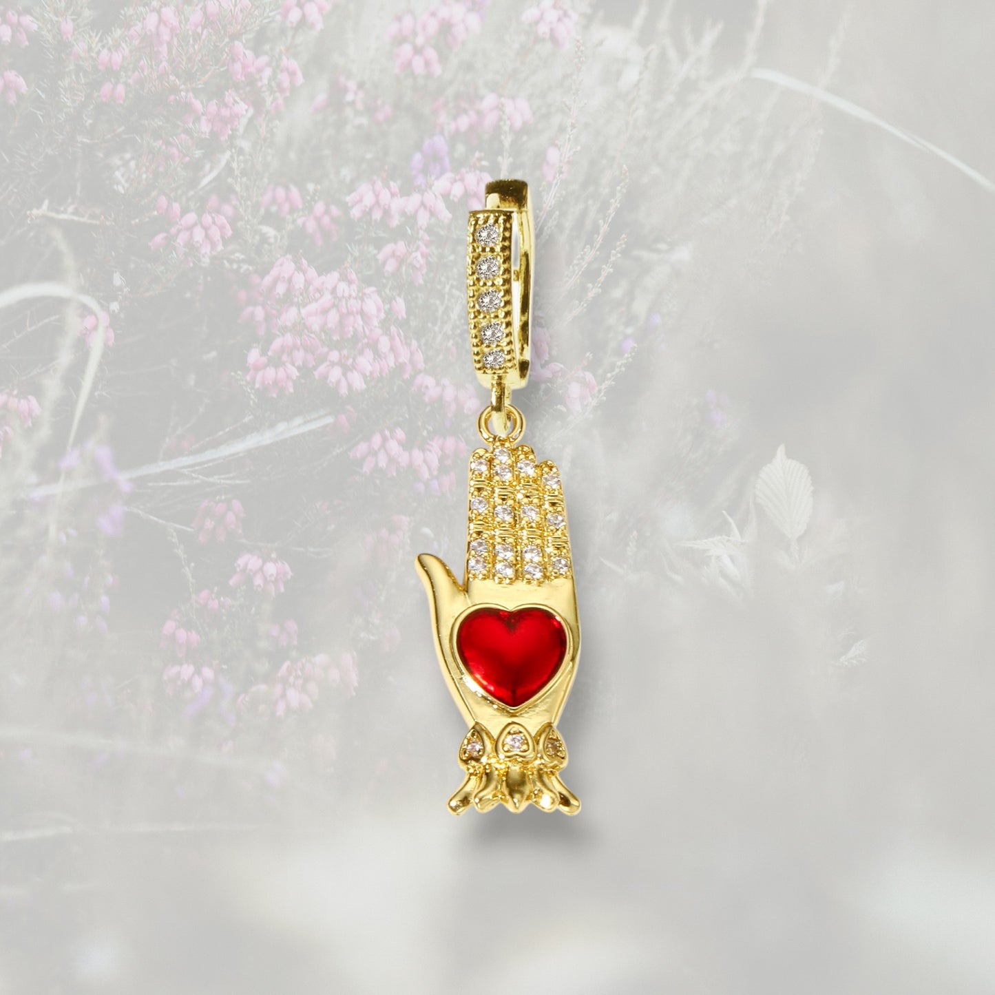 Orecchino a cerchietto con Mano di Fatima e cuore placcato in oro e smalto rosso con Zirconia Cubica