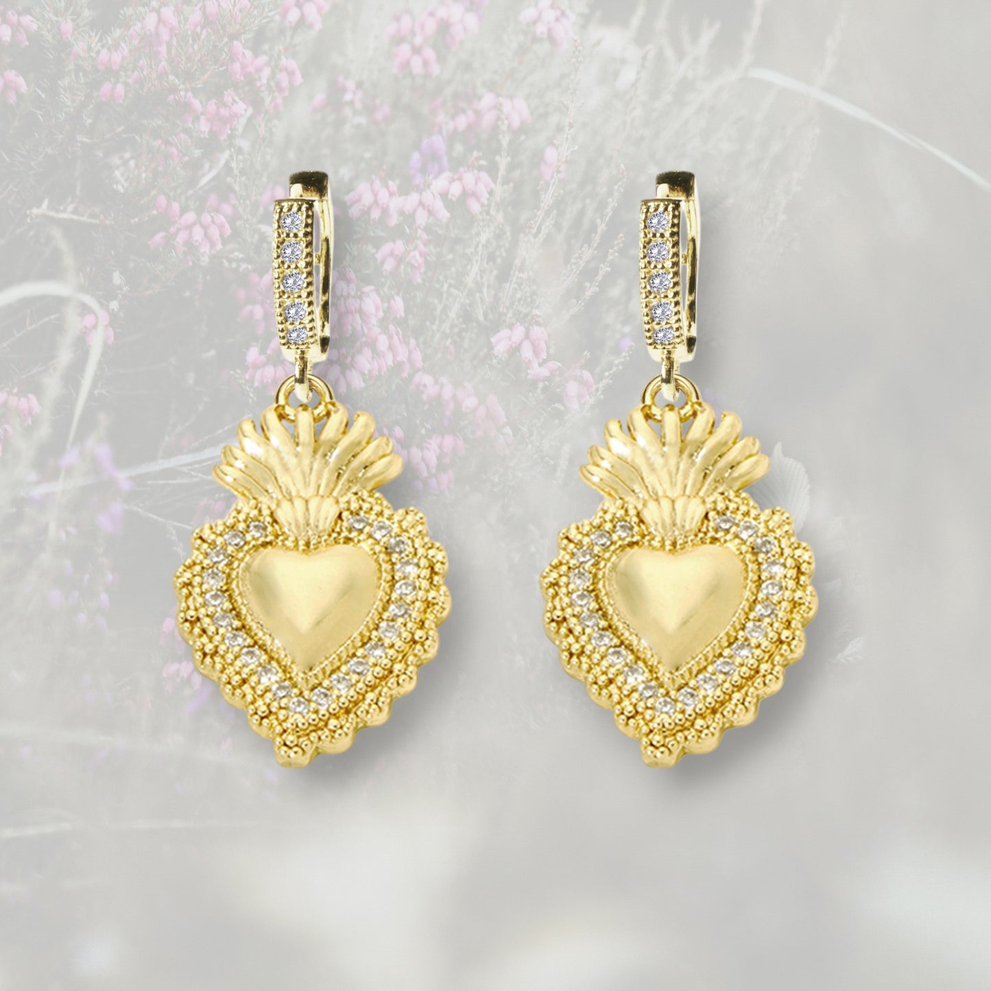 Orecchini a cerchietto con Cuore Sacro / Ex Voto placcati in oro con contorno in Zirconia Cubica