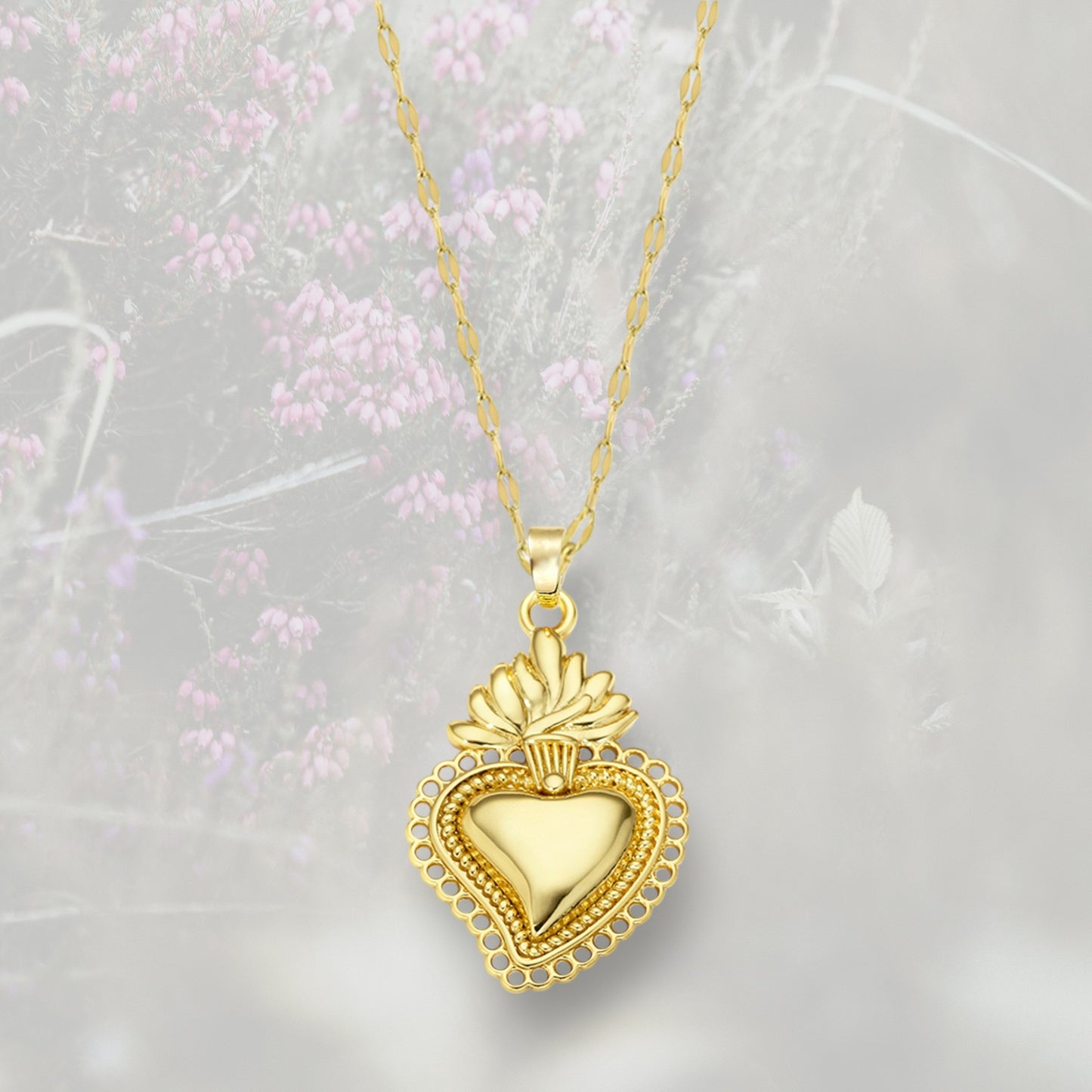 Collana pendente Cuore Sacro / Ex Voto placcata in oro liscio e contorno traforato