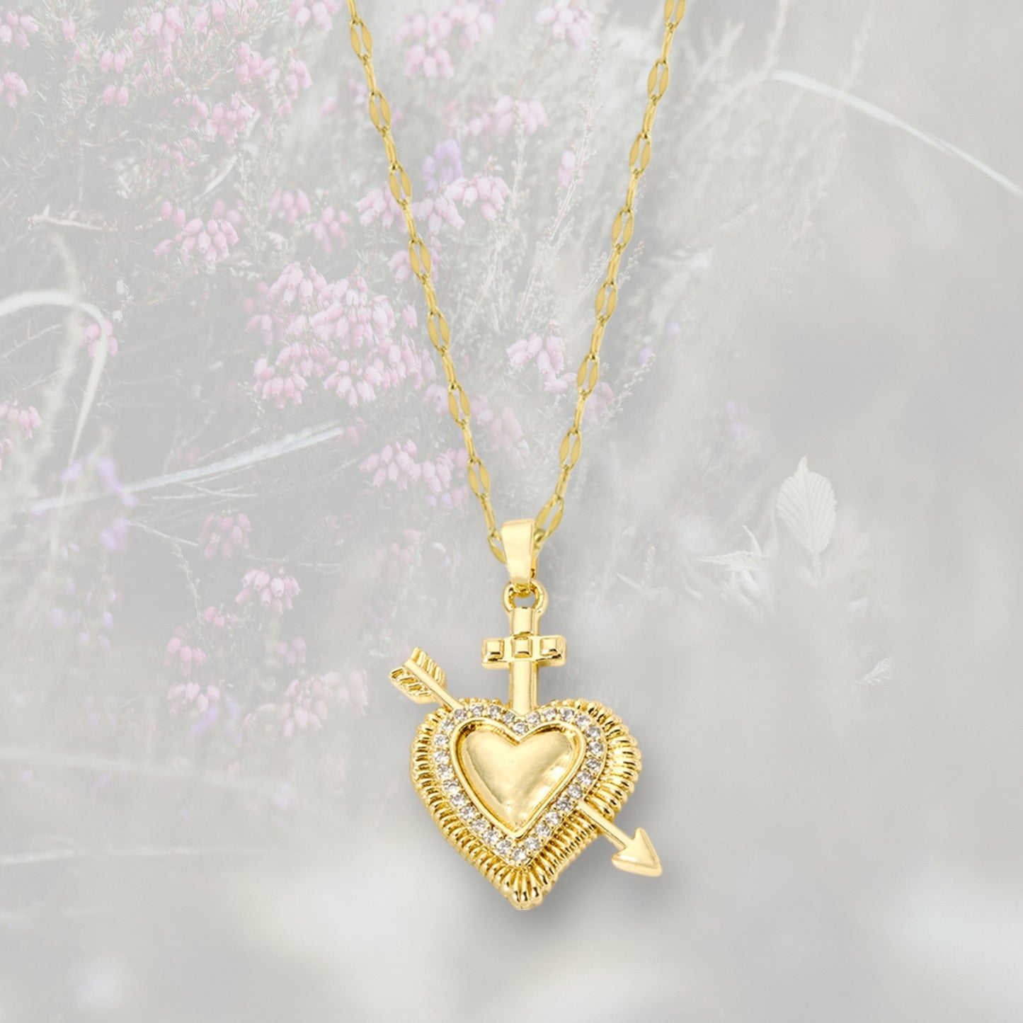 Collana pendente Cuore Sacro / Ex Voto e freccia placcata in oro con contorno in Zirconia Cubica