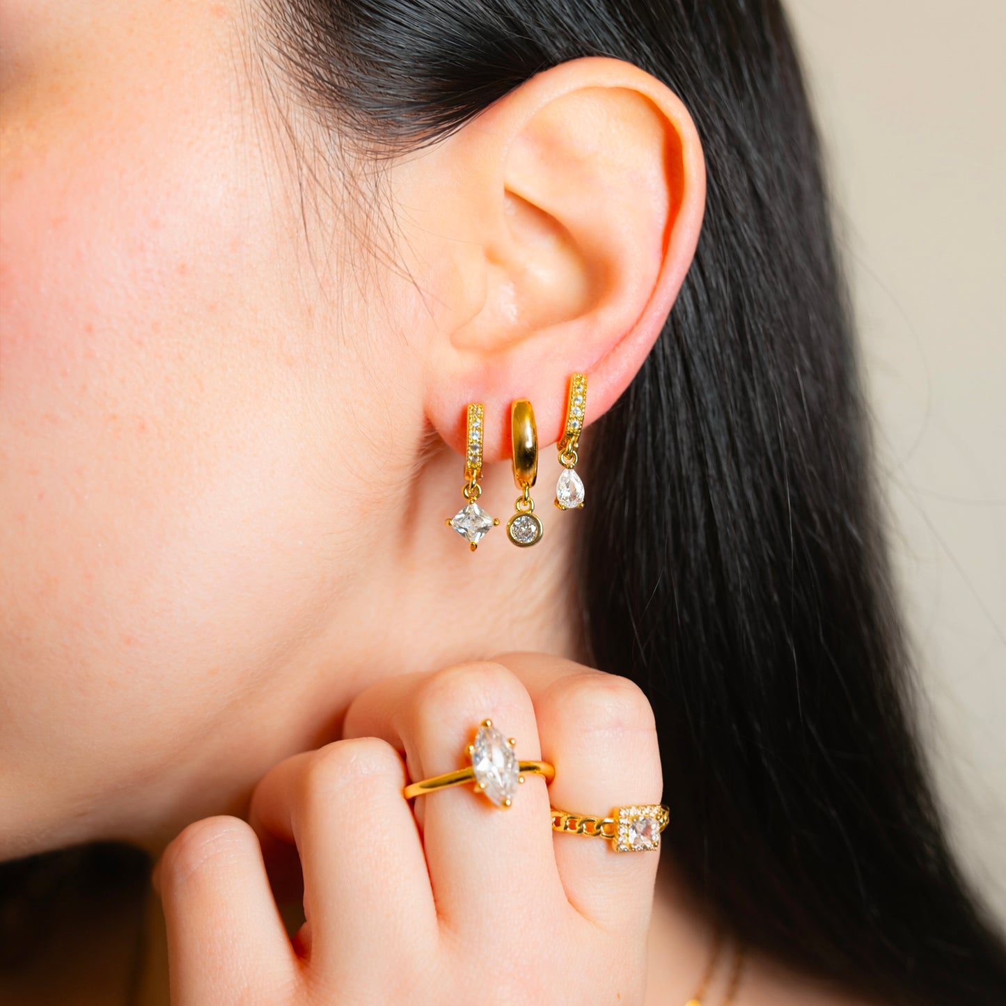 Orecchino a cerchietto con ciondolino in Zirconia Cubica taglio princess, placcato in oro 18k