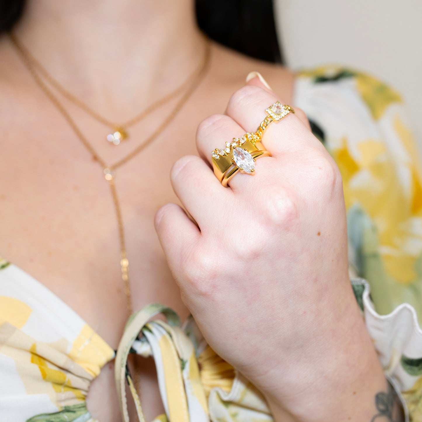 Anello a fascia con mix di Zirconia Cubica, placcato in oro 18k