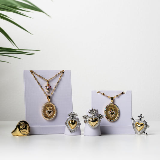 Collana con medaglietta con Cuore Sacro / Ex Voto placcata in oro, con Zirconia Cubica bianca o multicolor