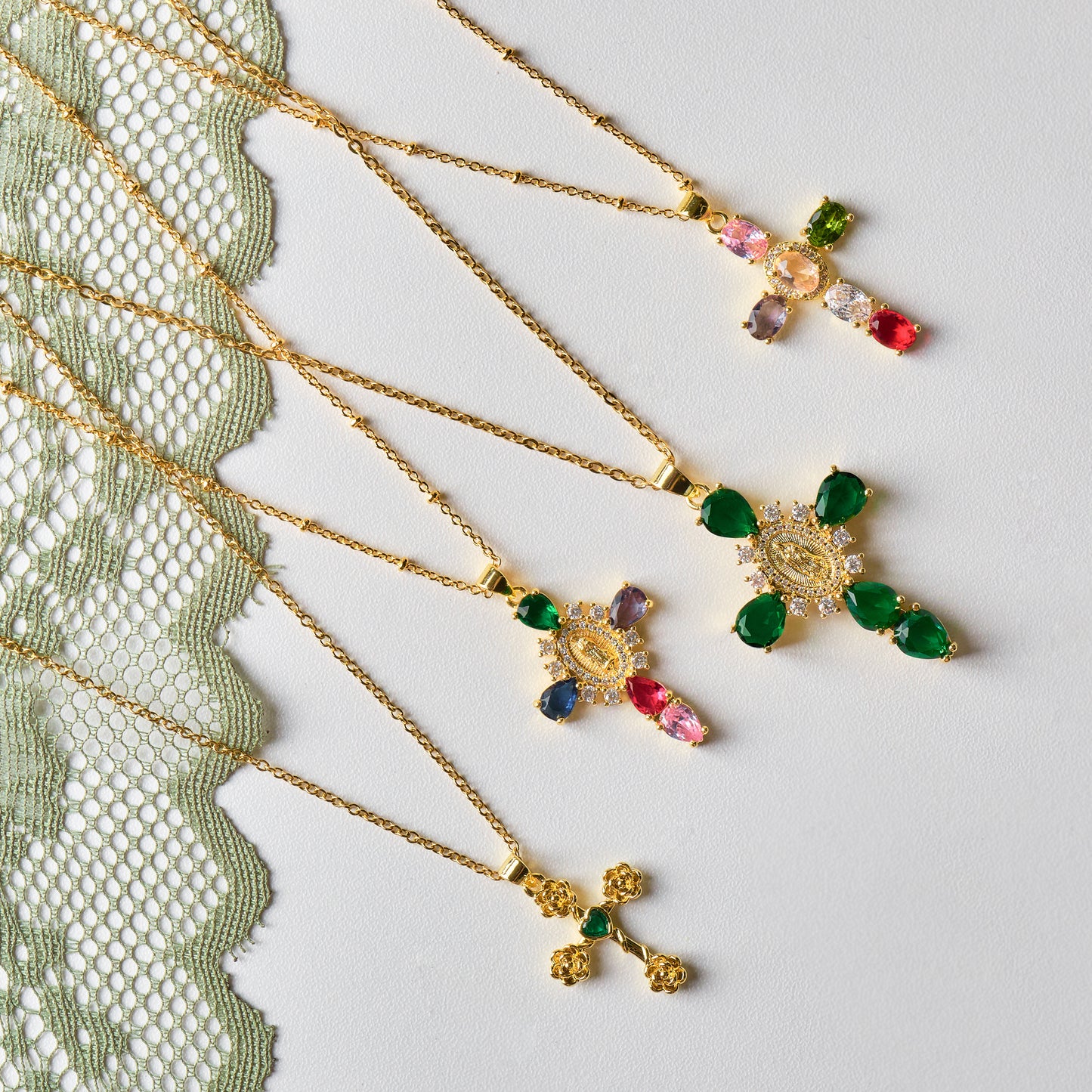 Collana con Croce pendente misura media, con Zirconia Cubica colorata placcata in oro 18k