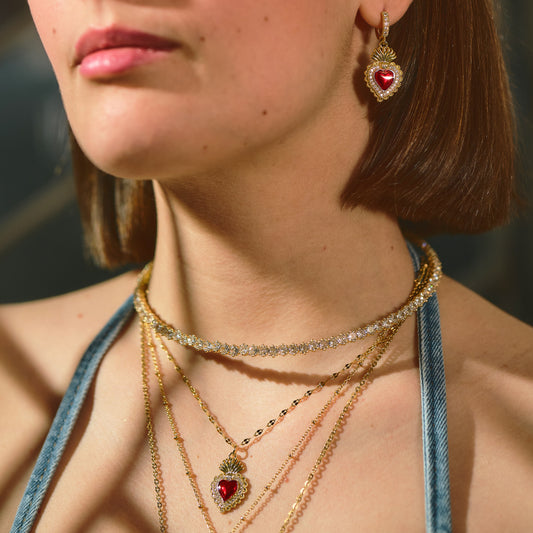 Collana pendente Cuore Sacro / Ex Voto placcata in oro e smalto rosso con contorno in Zirconia Cubica