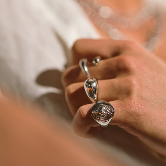 Anello Sigillo con Cuore Sacro / Ex Voto placcato in oro o platino