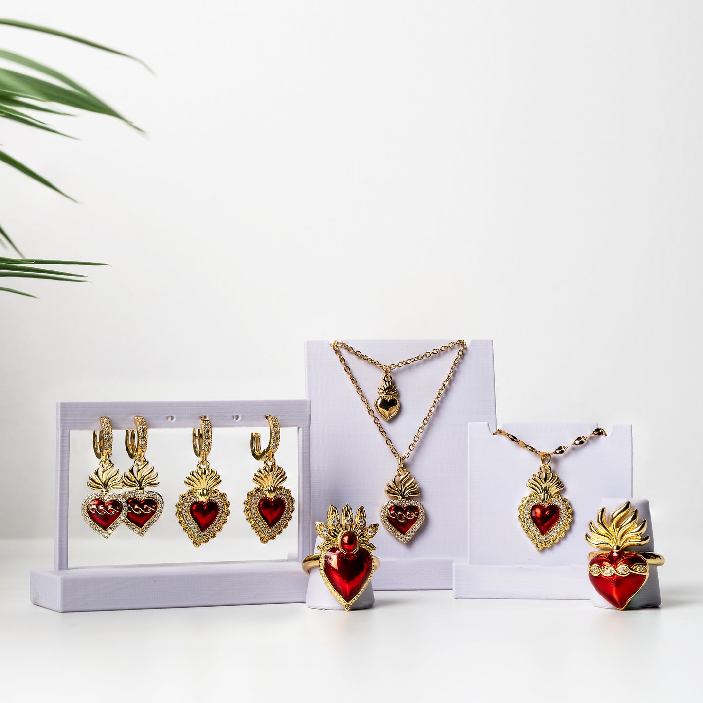 Orecchini a cerchietto con ciondolino Cuore Sacro / Ex Voto placcati in oro e smalto rosso con contorno in Zirconia Cubica