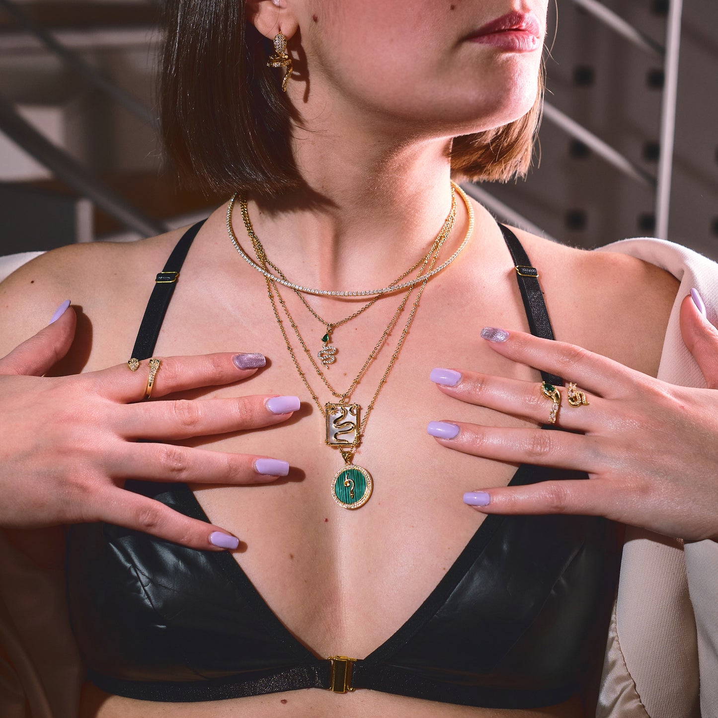 Ciondolo Tag in madreperla con Serpente, sole e luna, con Zirconia Cubica e placcato oro 18k