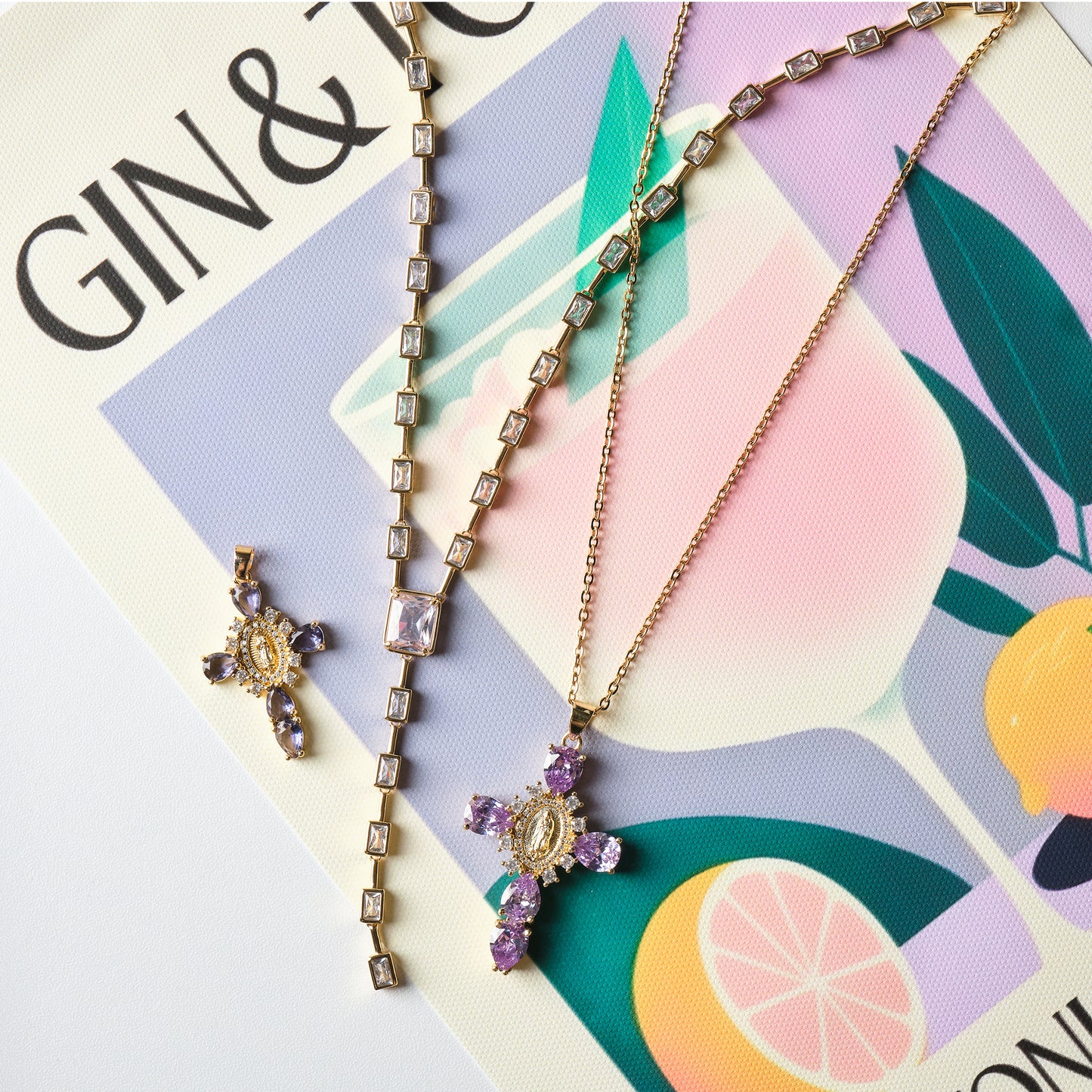 Collana con Croce pendente misura media, con Zirconia Cubica colorata placcata in oro 18k