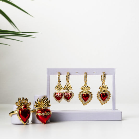 Orecchini a cerchietto con ciondolino Cuore Sacro / Ex Voto placcati in oro e smalto rosso con contorno in Zirconia Cubica