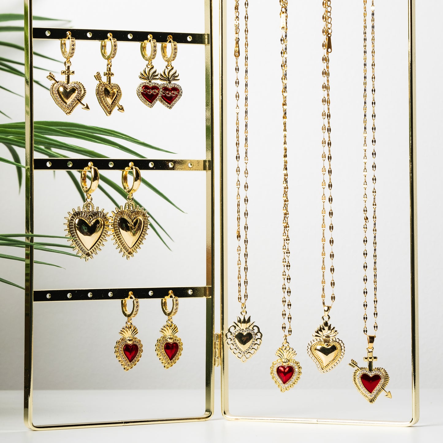 Collana pendente Cuore Sacro / Ex Voto e freccia placcata in oro e smalto rosso con contorno in Zirconia Cubica