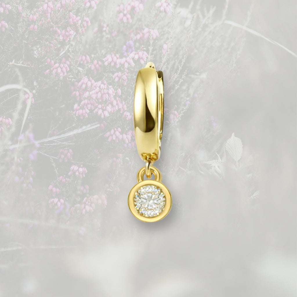 Orecchino a cerchietto liscio con ciondolino in Zirconia Cubica taglio tondo, placcato in oro 18k