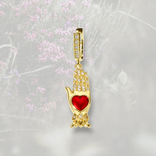 Orecchino a cerchietto con Mano di Fatima e cuore placcato in oro e smalto rosso con Zirconia Cubica