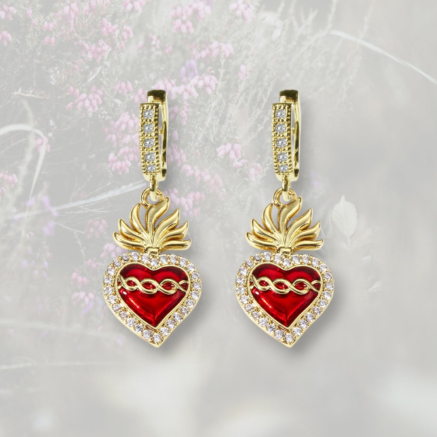 Orecchini a cerchietto con ciondolino Cuore Sacro / Ex Voto placcati in oro e smalto rosso con contorno in Zirconia Cubica
