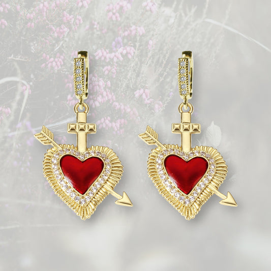 Orecchini a cerchietto con Cuore Sacro / Ex Voto e freccia placcata in oro e smalto rosso con contorno in Zirconia Cubica
