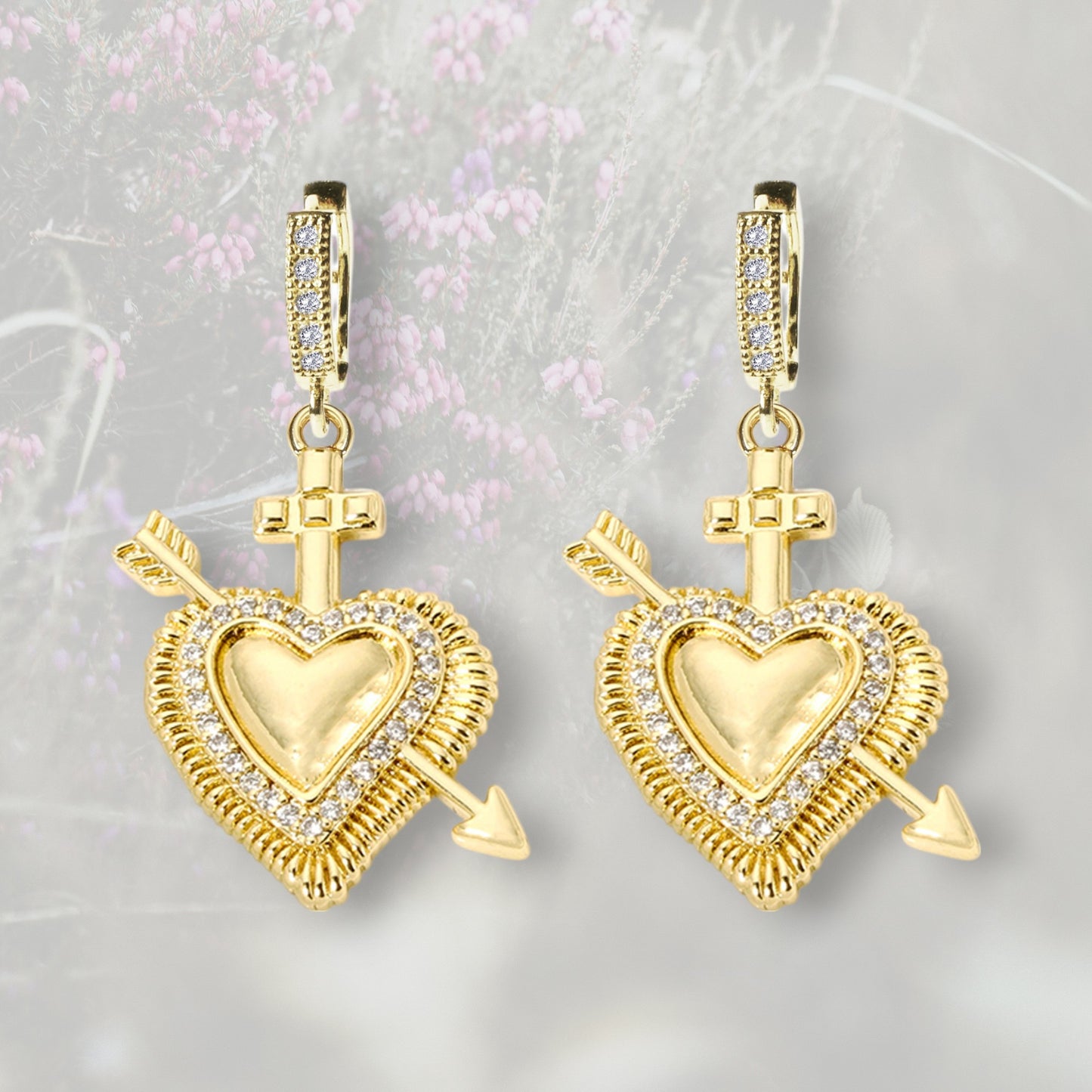 Orecchini a cerchietto con Cuore Sacro / Ex Voto e freccia placcati in oro con contorno in Zirconia Cubica