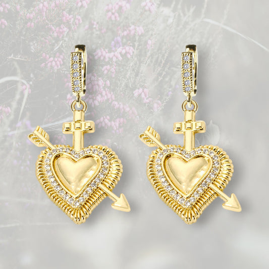 Orecchini a cerchietto con Cuore Sacro / Ex Voto e freccia placcati in oro con contorno in Zirconia Cubica