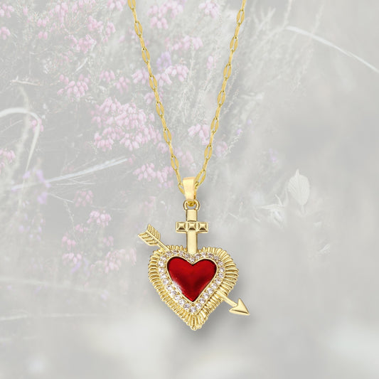 Collana pendente Cuore Sacro / Ex Voto e freccia placcata in oro e smalto rosso con contorno in Zirconia Cubica