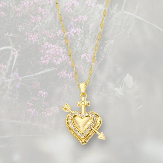 Collana pendente Cuore Sacro / Ex Voto e freccia placcata in oro con contorno in Zirconia Cubica