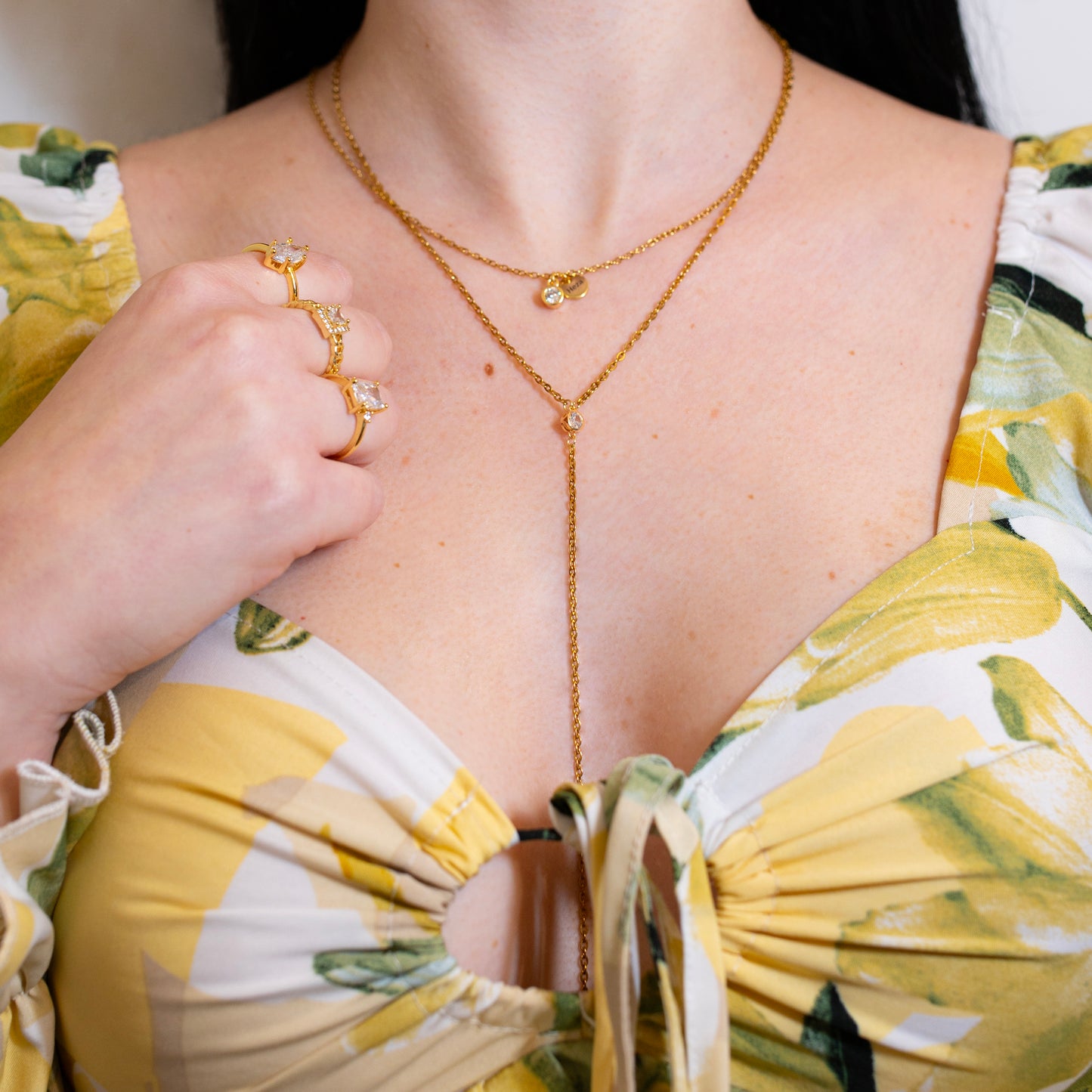 Collana con ciondolino in Zirconia Cubica taglio tondo e tag con logo, placcata in oro 18k