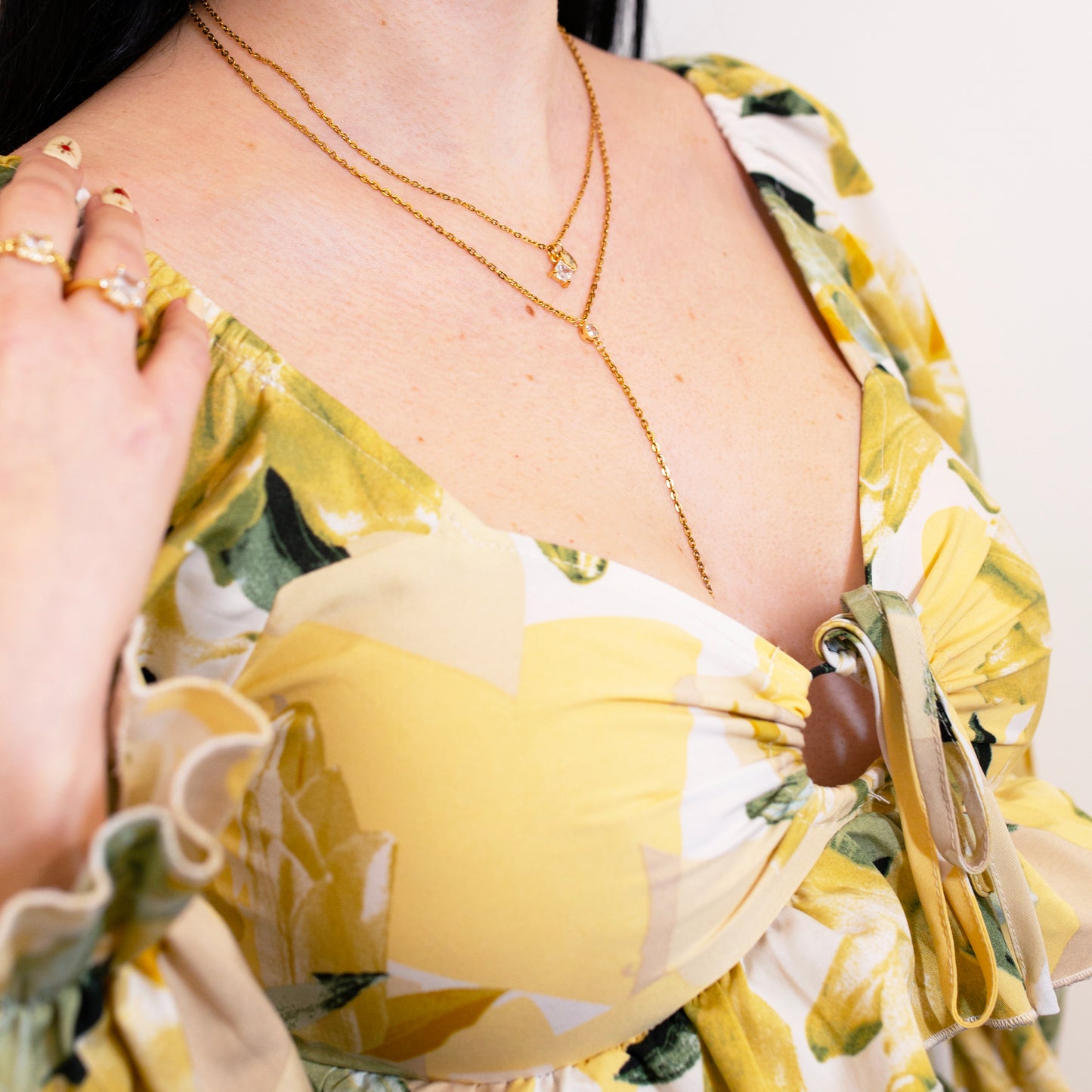 Collana con ciondolino in Zirconia Cubica taglio princess e tag con logo, placcata in oro 18k