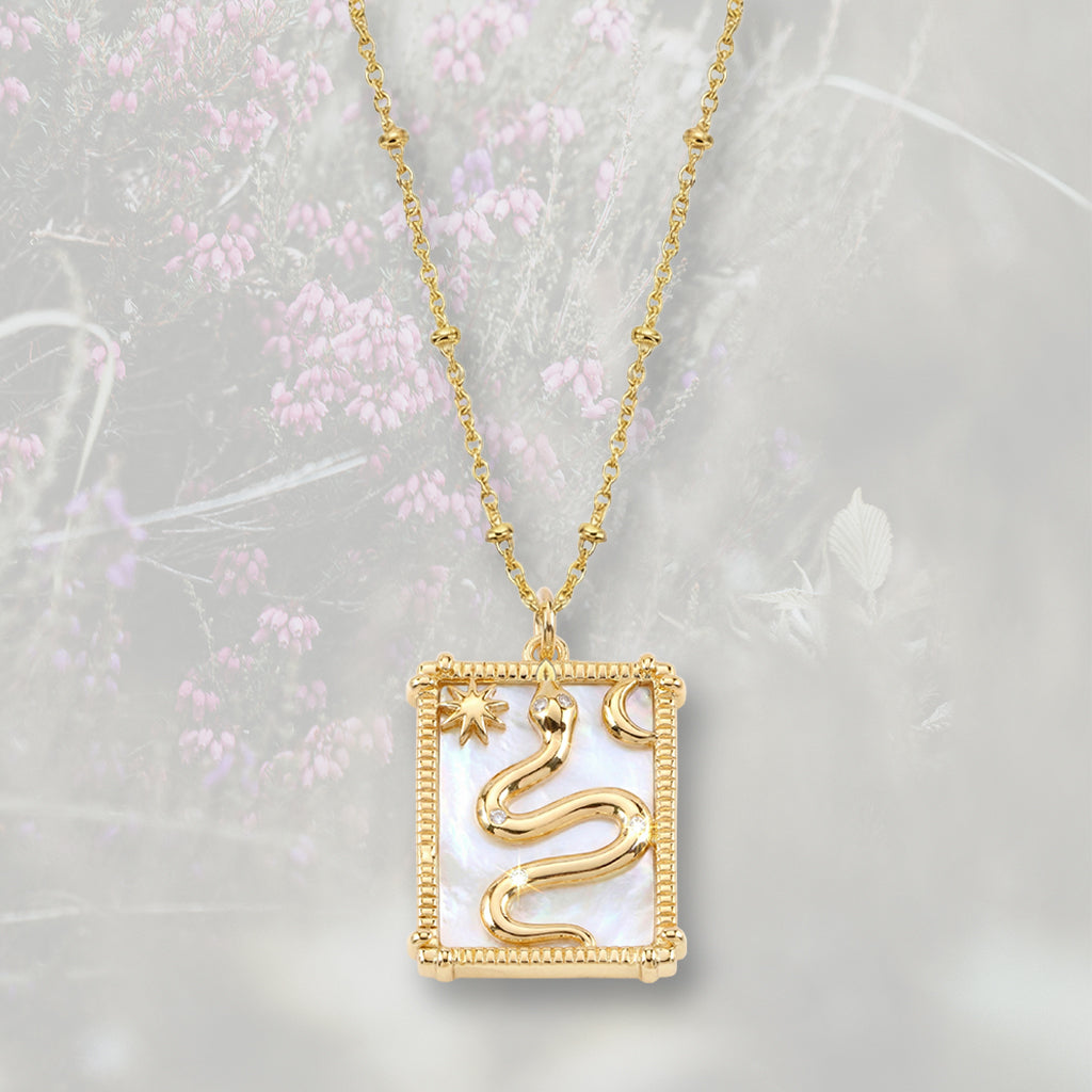 Ciondolo Tag in madreperla con Serpente, sole e luna, con Zirconia Cubica e placcato oro 18k