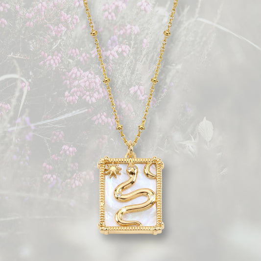 Ciondolo Tag in madreperla con Serpente, sole e luna, con Zirconia Cubica e placcato oro 18k