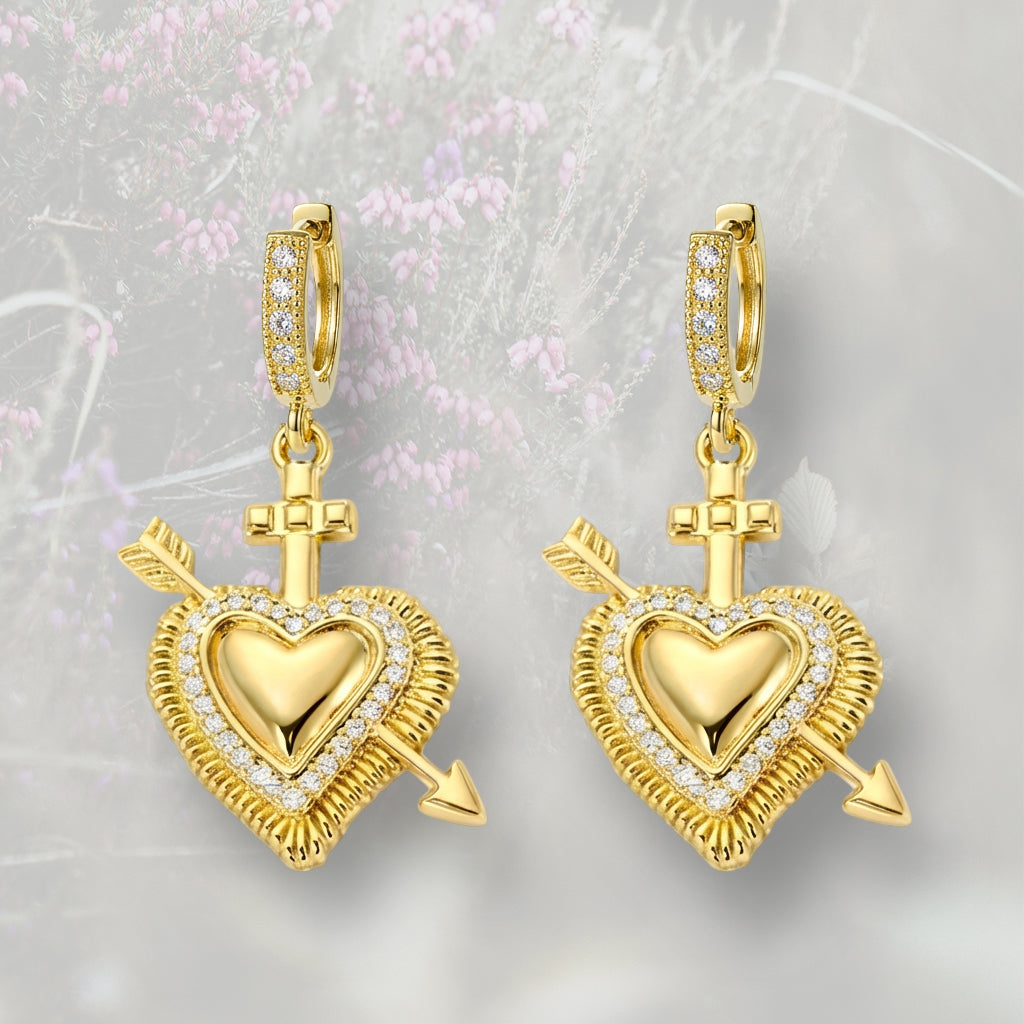 Orecchini a cerchietto con Cuore Sacro / Ex Voto e freccia placcati in oro 18k con contorno in Zirconia Cubica