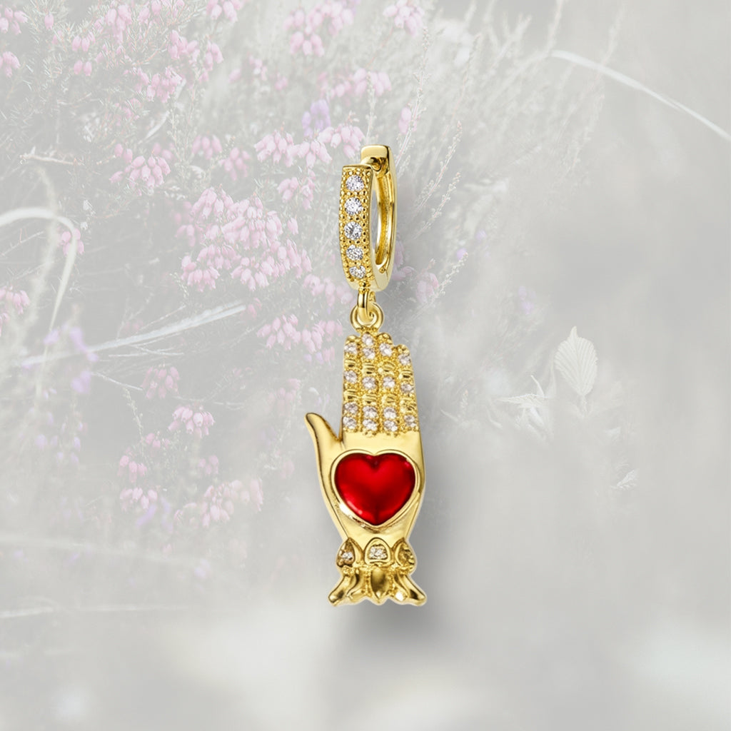 Orecchino a cerchietto con Mano di Fatima e cuore placcato in oro 18k e smalto rosso con Zirconia Cubica