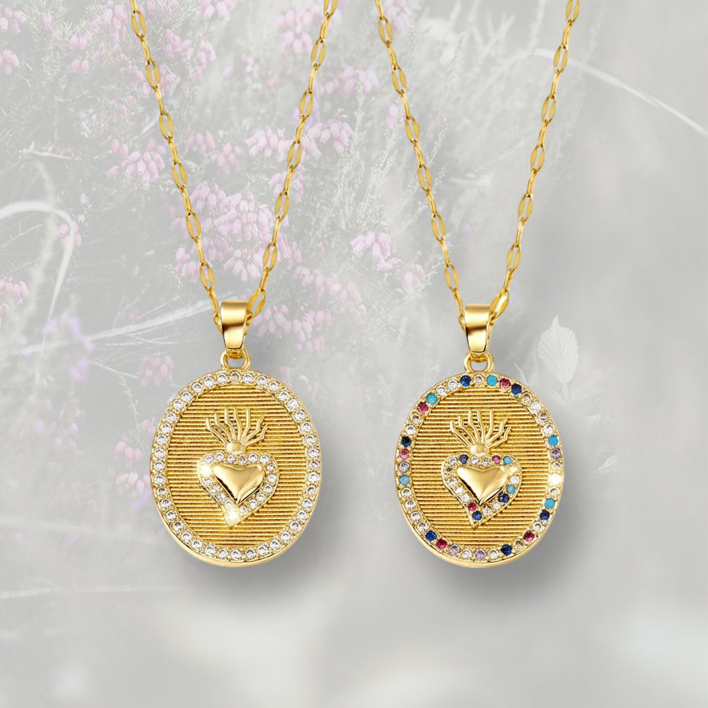 Collana con medaglietta con Cuore Sacro / Ex Voto placcata in oro 18k, con Zirconia Cubica bianca o multicolor